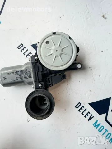 85710-0D100 моторче за преден десен стъклоповдигач от Toyota Yaris P13, 1.0i, 72 ph., 5 sp., снимка 2 - Части - 55573704