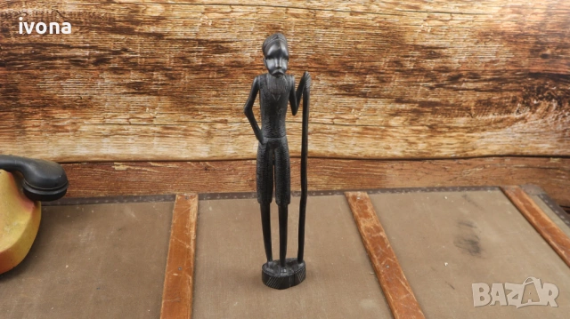 Дървена фигура на старец с тояга!