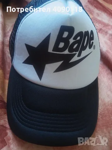 Шапка на марката bape