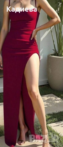 Рокля с втален силует ,тънки презрамки и дълбока цепка