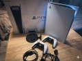 Продавам отлично запазена конзола Sony PlayStation 5 (Standard Disc Edition). + 2 джойстика, снимка 1