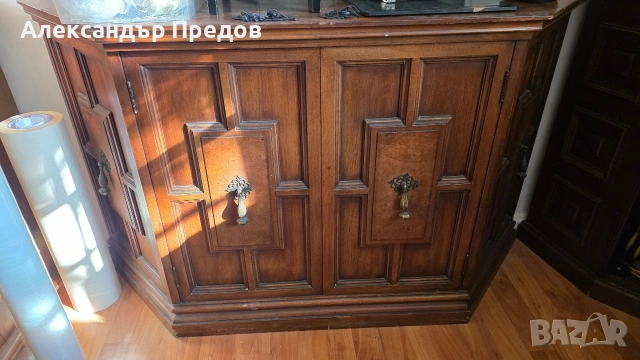 Старинен трапецовиден шкаф