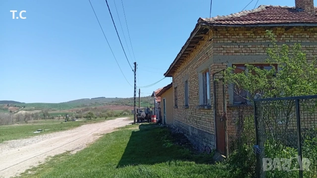 Продава се тухлена къща в с. Камбурово, област Търговище. 