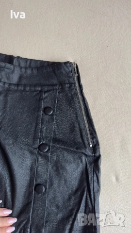 Дамска кожена пола-панталон – висока талия, черна, с копчета отстрани, снимка 2 - Къси панталони и бермуди - 54017077