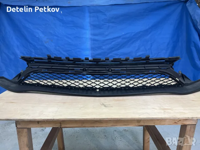 Решетка в предна броня Мерцедес Ц клас 