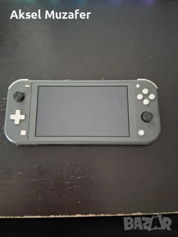Nintendo Switch Lite заедно с 3 игри