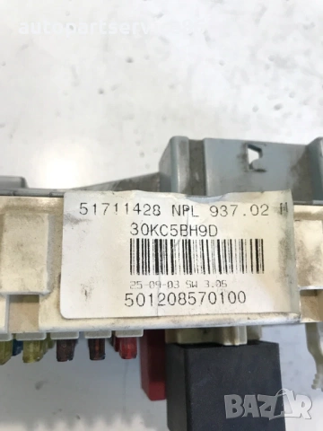 Кутия с предпазители за Alfa Romeo 147 1.9 JTD (2004) 46558758 51711428, снимка 3 - Части - 54954520