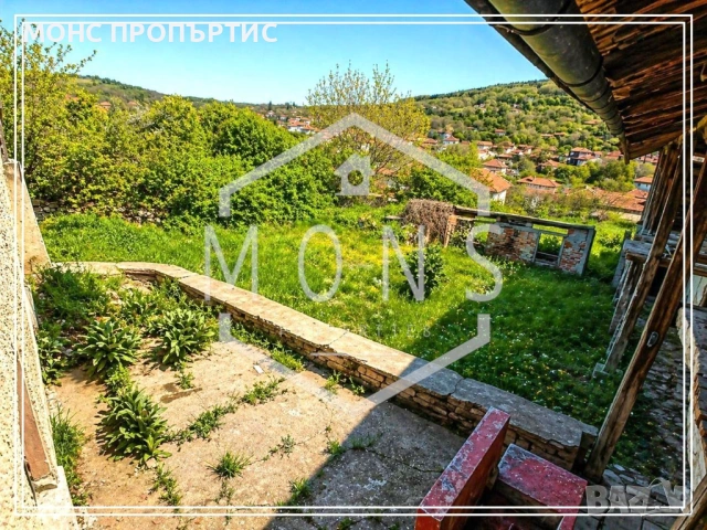 Продава се къща за ремонт с обширен двор и лице на две улици в с. Добромирка, обл. Габрово., снимка 3 - Къщи - 54453947
