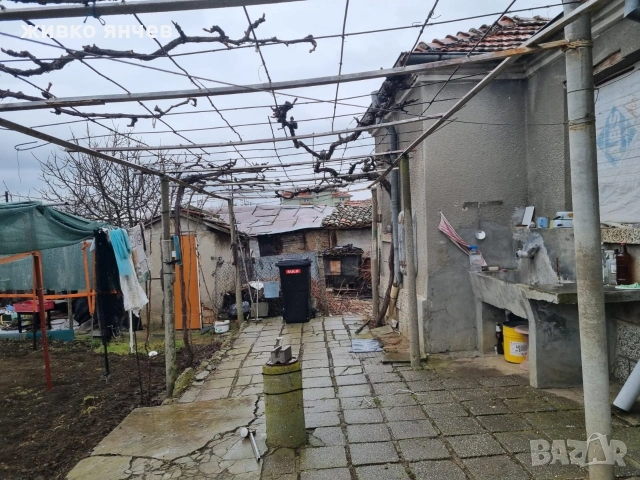 Продавам едноетажна къща в с. Карагеоргиево