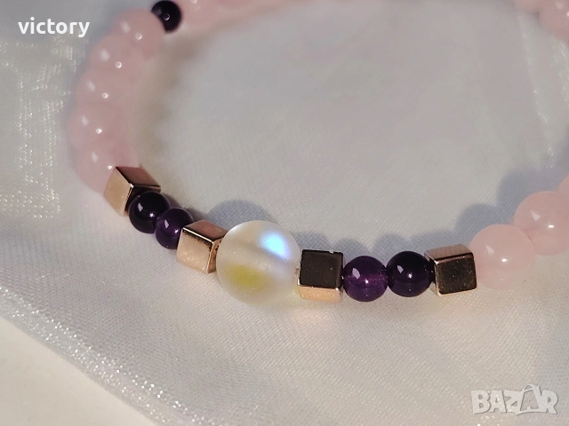 Енергийна гривна с лунен камък, розов кварц и аметист, снимка 3 - Гривни - 54219449