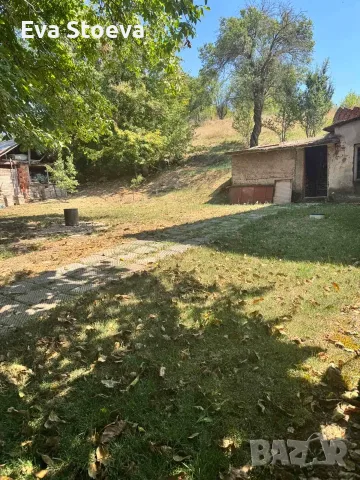 Продава се просторна къща с 2 сгради, гараж и двор, снимка 13 - Къщи - 55692684