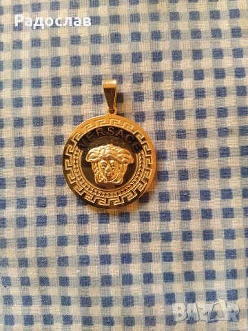 медальон Versace gold tone