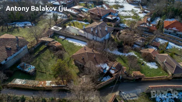 Продавам къща с 2 декара двор, снимка 2 - Къщи - 55661380