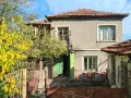 Собственик продава слънчева двуетажна къща с двор в емблематичното село Войника, снимка 1