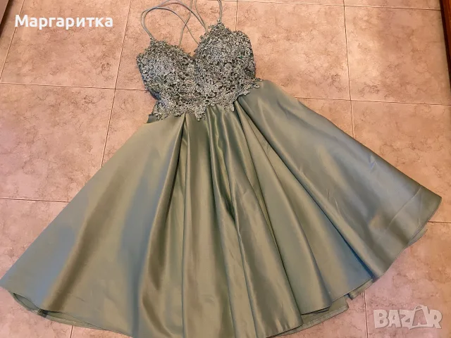 Продавам изгодно официална дамска рокля!