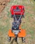 Мотофреза Daewoo с 4-тактов двигател 7 к.с. с 3 скорости + Самосвално ремарке Gardenmax 125x80x30 cm, снимка 3