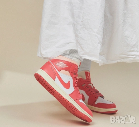 оригинални маратонки Air Jordan 1 Mid AJ1 Strawberries номер 36 ,5, снимка 2 - Маратонки - 54635277