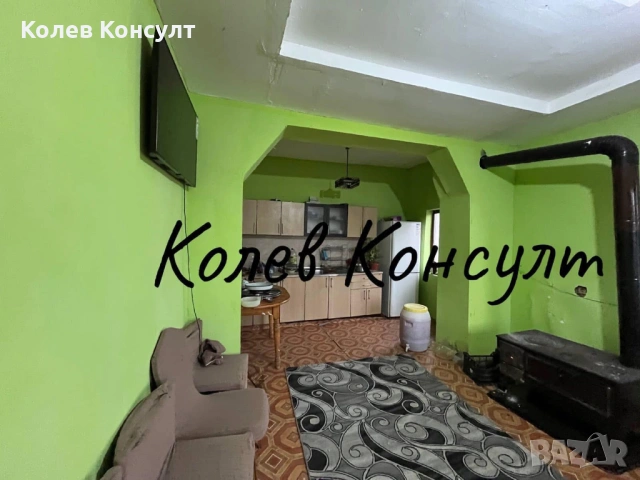 продавам две двуетажни къщи в един общ двор в село Навъсен, община Симеоновград