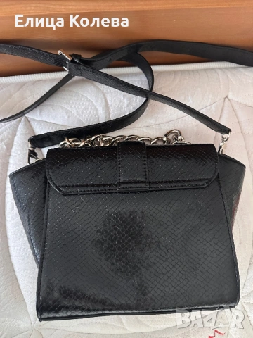 Guess черна дамска чанта, снимка 2 - Чанти - 54293284