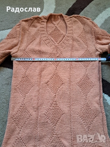 Чисто нов ръчно плетен вълнен пуловер