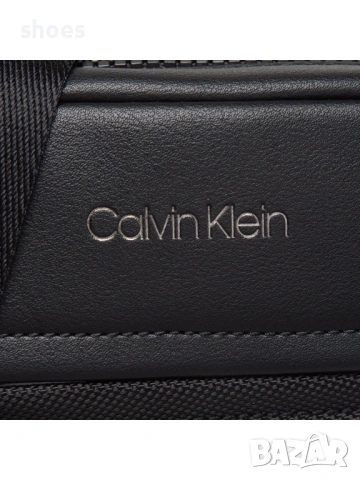 Calvin Klein Оригинална чантичка, снимка 4 - Чанти - 54494596