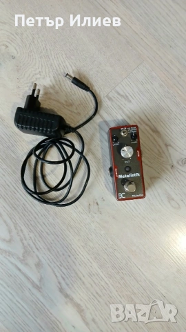 Продавам китара Stratocaster Squier + усилвател Fender, distortion педал и аксесоари, снимка 10 - Китари - 54400330