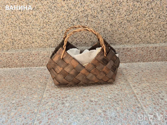ПЛЕТЕНА КОШНИЧКА ОТ ТРЪСТИКА  И СТОЙКА ЗА ВИНО