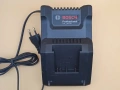 Bosch GAL 18V-40 зарядно, снимка 1