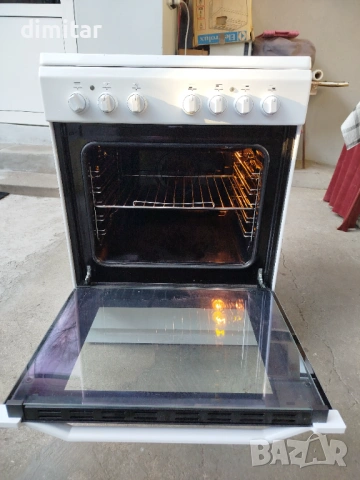 Свободно стояща готварска печка Indesit стъклокерамичен плот, снимка 4 - Печки, фурни - 54224143