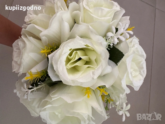 Сватбен букет от 7 бели рози изкуствени и бели перли, снимка 6 - Декорация за дома - 55099480