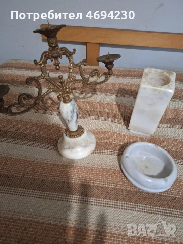 Мраморен свещник , пепелник и ваза .