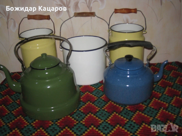 Стари емайлирани съдове, за декорация на вашите битов кът или градина.Цена- 23 евро.