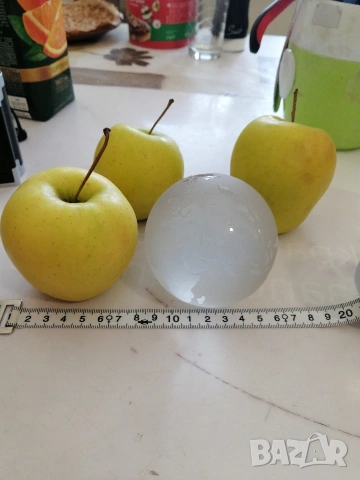 Сувенир, стъклена сфера - глобус