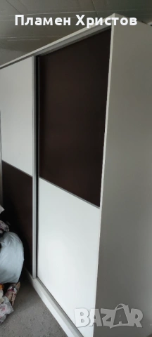 Продава гардероб -голям -врати на  колелца -49,99 евро.