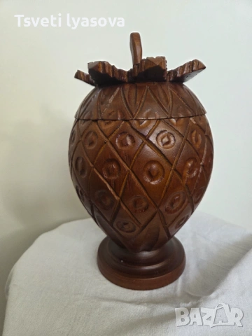 Дървена кутия за дреболии във формата на ананас