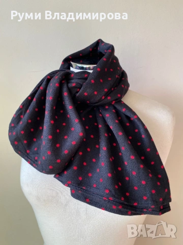 Черен шал на червени точки Ko:ko от 100 % вискоза