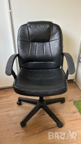 Кожен офис стол