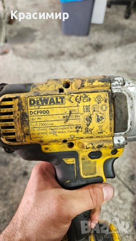 Продавам безчетков ударен гайковерт 1/2 DEWALT DCF900 1898Nm с 1бр. 5Ah батерия , зарядно и куфар , снимка 2 - Други инструменти - 54915338