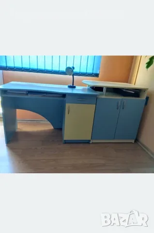 Ученическо бюро от две части