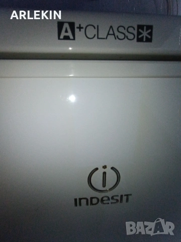 Хладилник с фризер Indesit, снимка 2 - Хладилници - 55063863