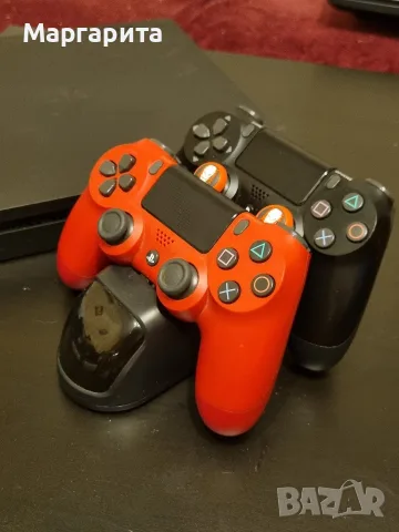 Продавам PlayStation 4 (1TB) + 2 контролера + Зарядна станция, снимка 2 - PlayStation конзоли - 55512978