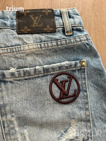 Два броя дамски къси дънкови панталони Louis Vuitton и Benetton, 28 номер, снимка 3 - Къси панталони и бермуди - 55300432