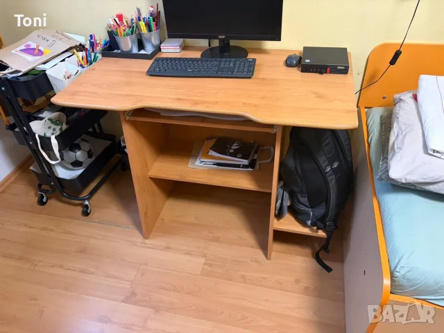 бюро за компютър, цената не се коментира 