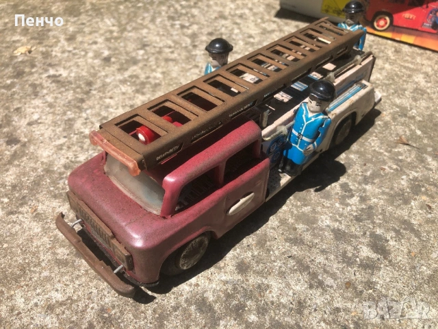 стара механична метална играчка "FIRE TRUCK" - MADE IN CHINA