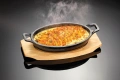 Чугунен съд за печене Judge Sizzle & Serve с дървена подложка 20 x 14 см, снимка 5