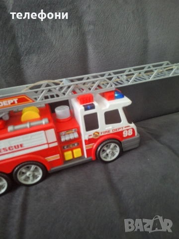 Голяма пожарна кола Dickie Toys (36 см) със звук, светлини и водна помпа – Като нова!, снимка 3 - Електрически играчки - 54720387
