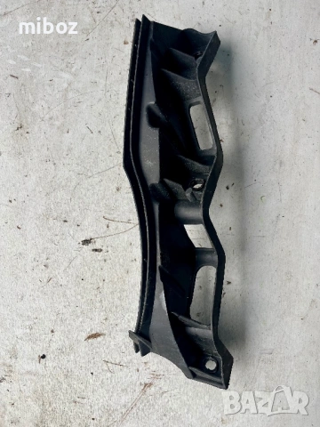 Държач десен предна броня Фолксваген Пасат VW Passat b6, снимка 2 - Части - 54317047