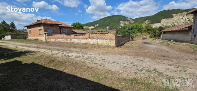 Къща с жилищна пристройка, равен двор и стопански постройки в с. Острица