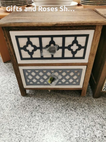 Дървено шкафче в кафяво, с две чекмеджета