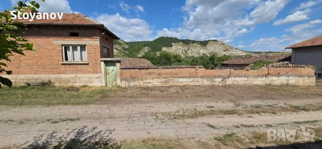 Къща с жилищна пристройка, равен двор и стопански постройки в с. Острица, снимка 2 - Къщи - 55393223